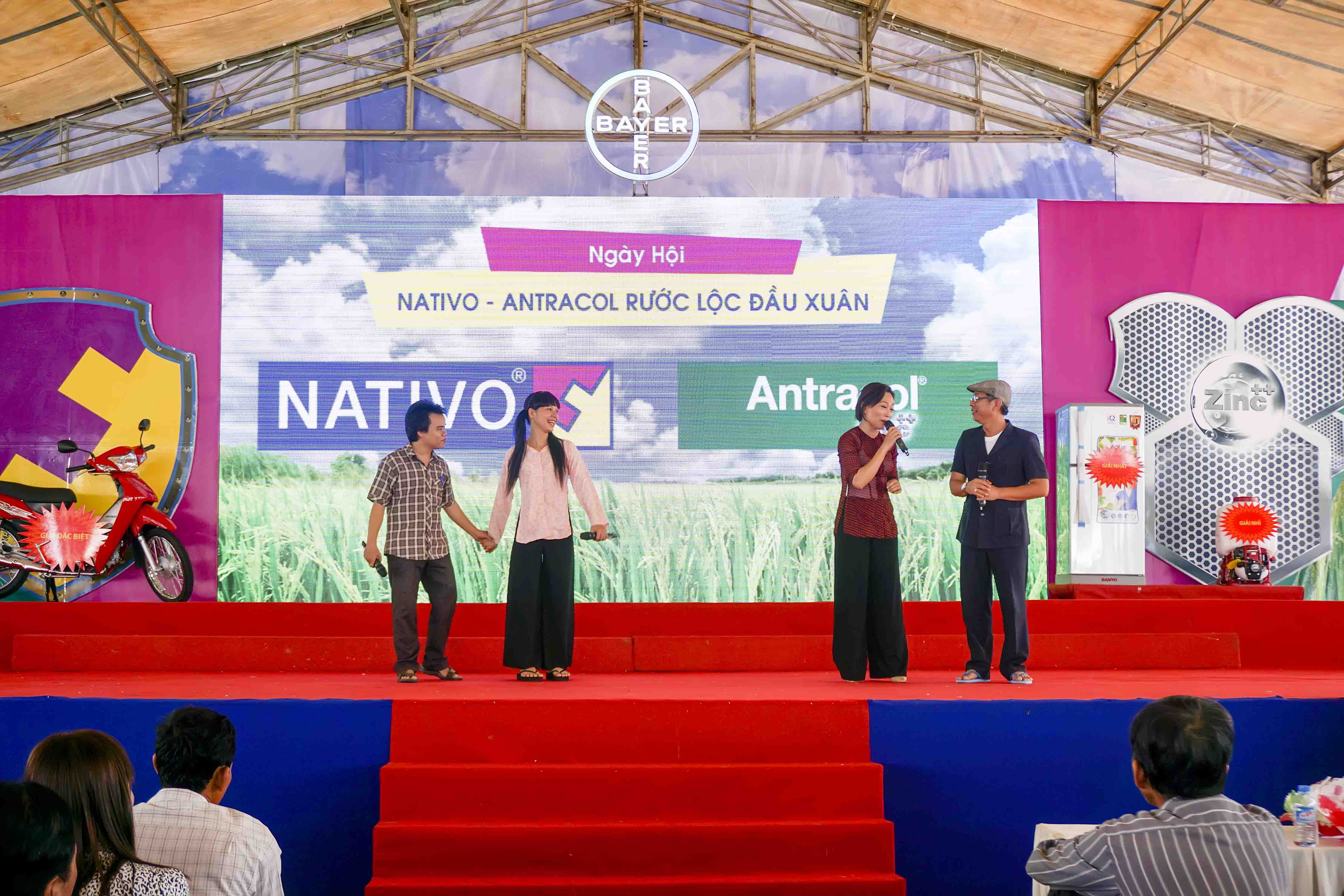 Nhóm hài biểu diễn tại Kiên Giang Festival